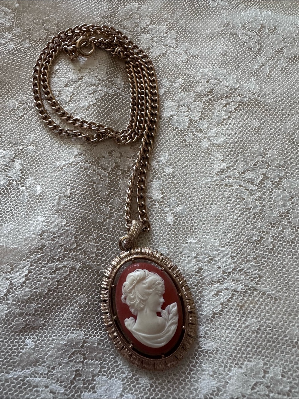 Vintage Avon 1974 Reversible Cameo Necklace